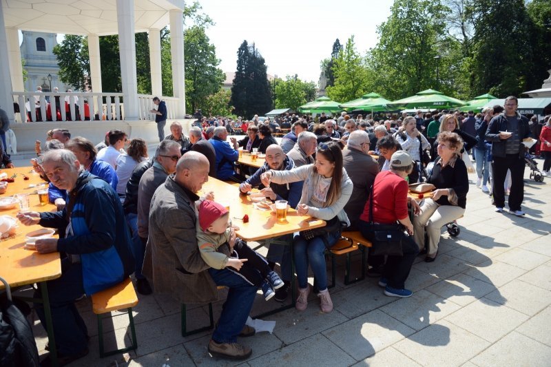 Bjelovar: Građani uz grah, pivo i sladoled proslavili Praznik rada