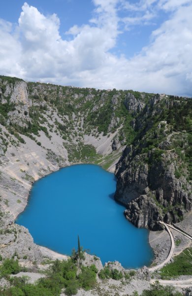 Modro jezero promijenilo boju