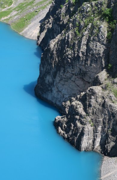Modro jezero promijenilo boju