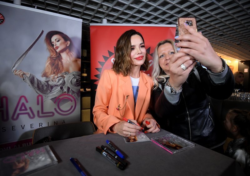 Severina obožavateljima potpisuje novi album 'Halo'
