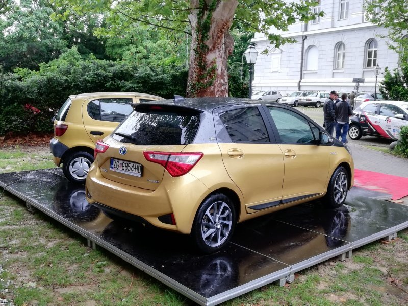 Y20 se još odlikuje perajastom antenom u boji krova, zatamnjenim stražnjim staklom i posebnim oznakama Y20 na stražnjem kraju