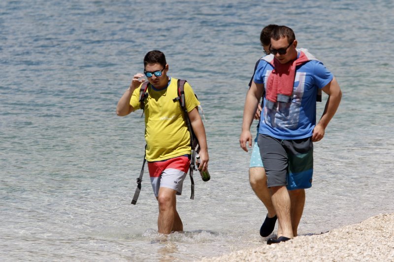 Turisti uživaju u toplom i sunčanom danu na makarskom području