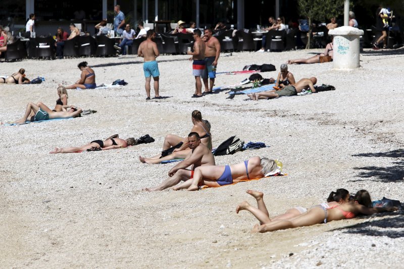 Turisti uživaju u toplom i sunčanom danu na makarskom području