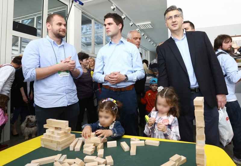 Premijer Plenković u društvu kćeri Mile obišao Festival igračaka