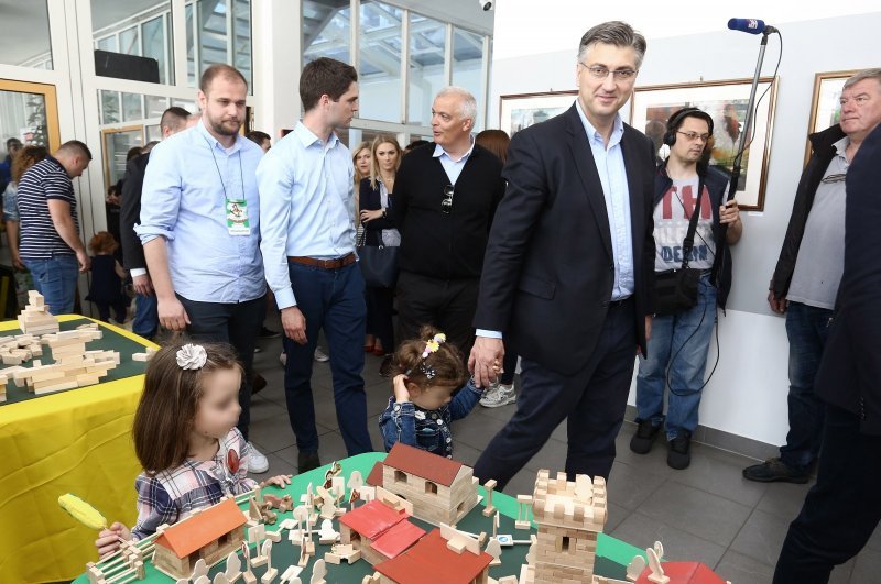 Premijer Plenković u društvu kćeri Mile obišao Festival igračaka