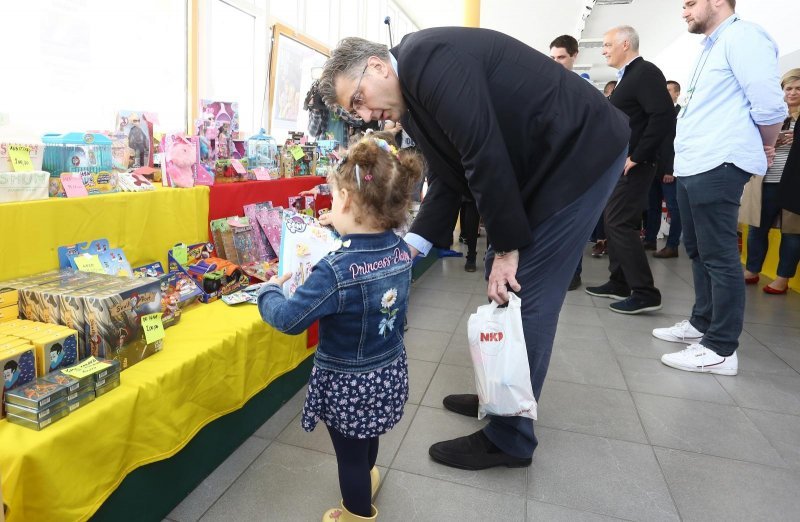 Premijer Plenković u društvu kćeri Mile obišao Festival igračaka