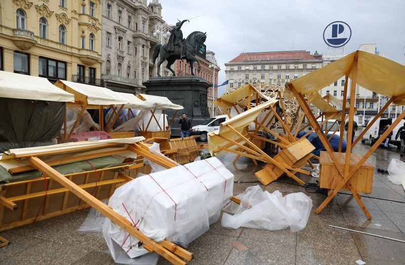 Vjetar prevrnuo štandove na Trgu bana Jelačića