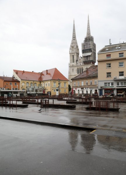 Zbog jakog nevremena na tržnici Dolac tek dvije prodavačice