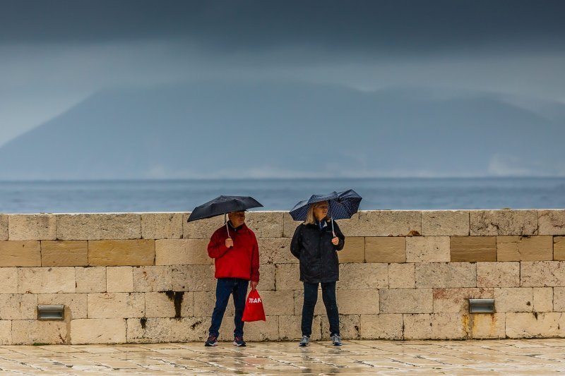 Kiša i vjetar stvaraju probleme u prometu