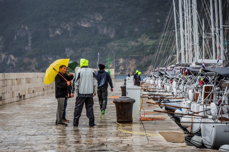 Kiša i vjetar stvaraju probleme u prometu