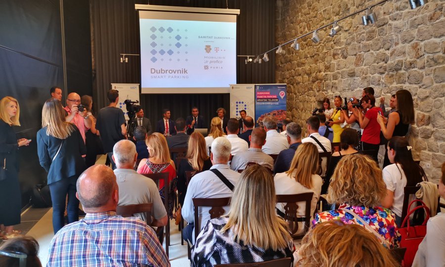 Mateo Perak, tvrtka Profico; Mato Franković, gradonačelnik Dubrovnika; Tomislav Tabak, direktor Sanitata; Saša Kramar, član Uprave HT-a, i Krešimir Meštrić iz Mobilisisa