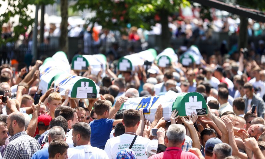 Tisuće ljudi okupile su se na komemoraciji u krugu memorijalnog kompleksa u Potočarima.