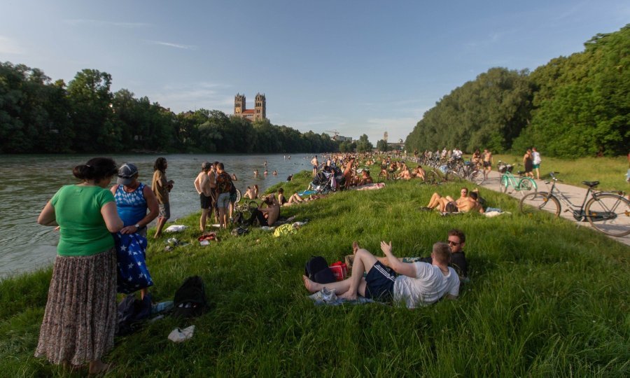 Građani Münchena potražili su osvježenje uz rijeku tijekom vrućeg dana 25. lipnja 2019.