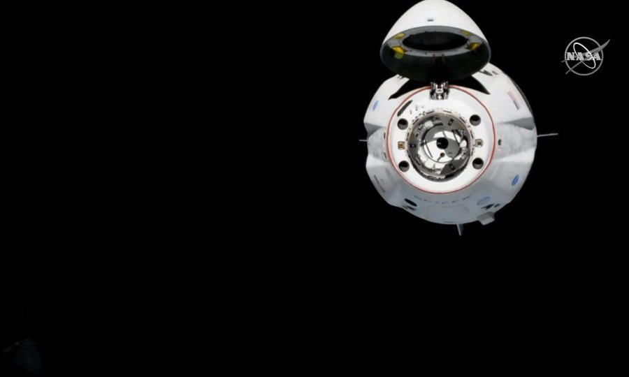 Crew Dragon snimljen tijekom spajanja s Međunarodnom svemirskom postajom