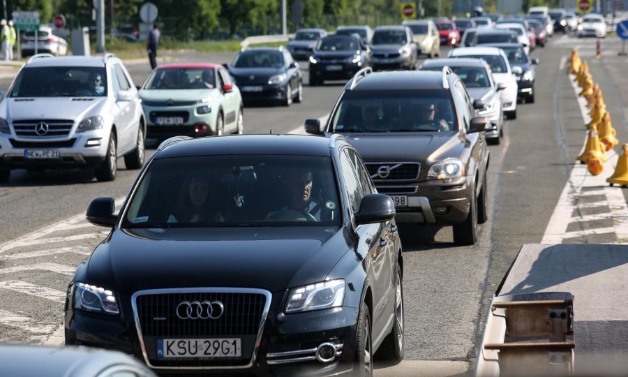 Kod naplatnih postaja Lučko i Demerje kolona je na izlazu prema Zagrebu oko 800 m