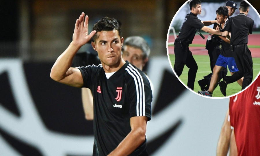 Cristiano Ronaldo i kineski navijač kojeg odvodi policija