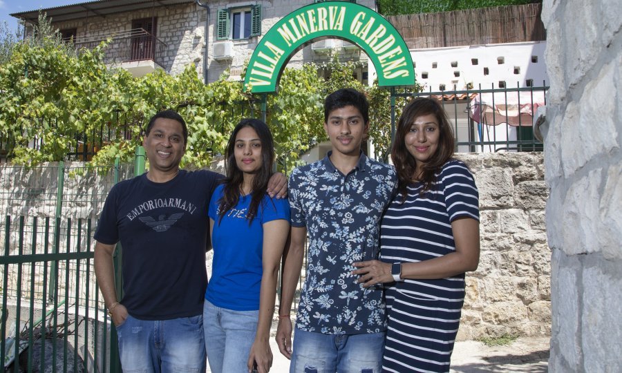 Ravi Bengani sa suprugom Shilpom, kćeri Anjali i sinom Harshom ispred njihova splitskog hotelčića