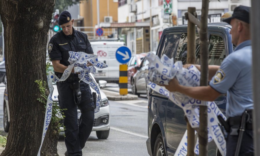 Policajci uklanjaju traku nakon nepotrebne intervencije u pogonu bivše Slobodne Dalmacije u Splitu