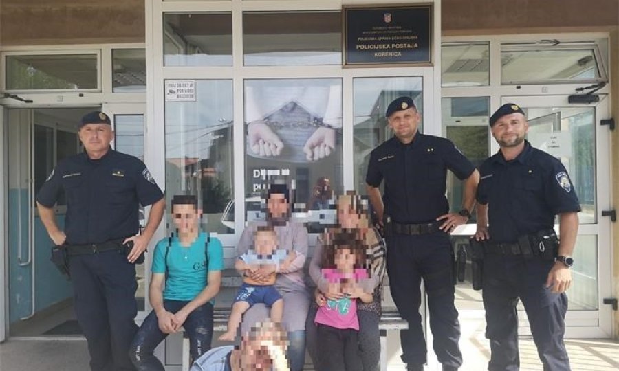 Policija sa spašenim migrantima