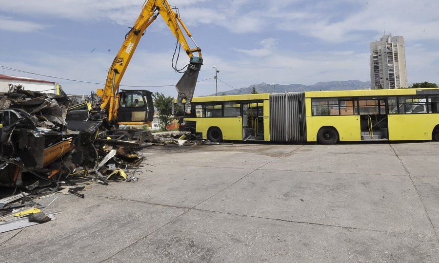 Demoliranje starih splitskih autobusa