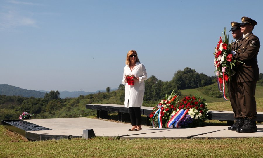 Ledererova supruga Ana polaže vijence na spomenik 'Slomljeni pejzaž'