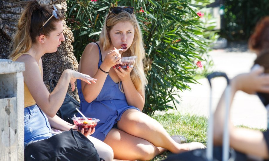Brojni građani, ali i turisti, osvježenje će narednih dana tražiti u hladu