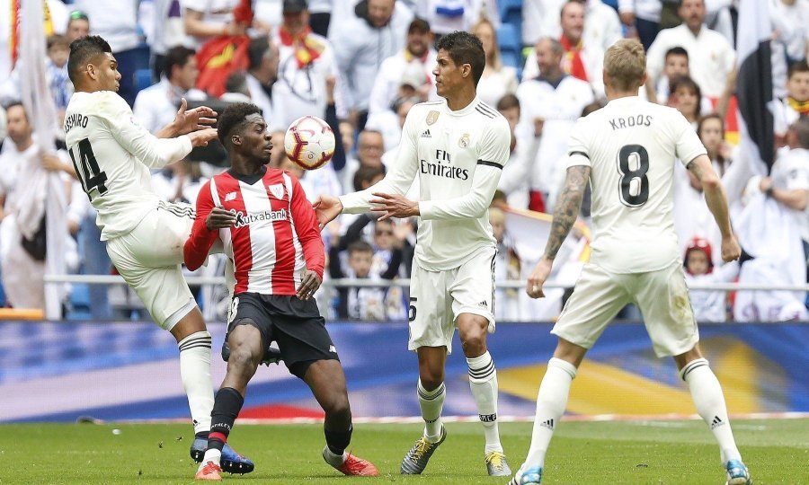 Inaki Williams (u crveno-bijelom dresu) između igrača Reala