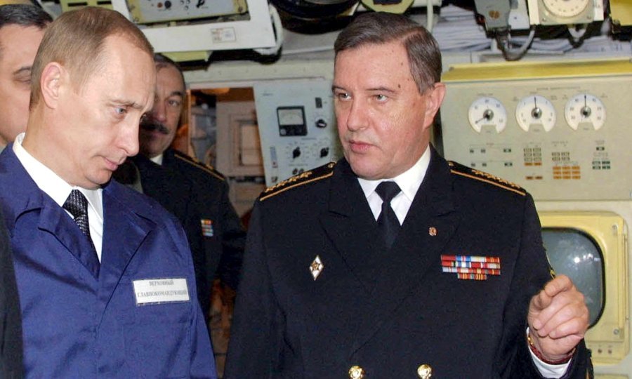 Vladimir Putin i Dmitrij Medvedev 2001. prilikom puštanja u upotrebu nuklearne podmornice u Severodvinsku, gdje se dogodila eksplozija