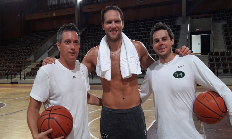 Danijel Lutz, Bojan Bogdanović i Zach Guthrie u dvorani Gospino polje
