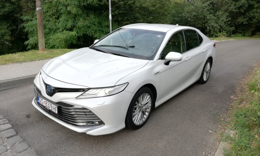 Toyota Camry Hybrid izuzetno je ekonomična velika limuzina