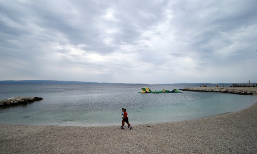 Rujan je počeo s kišom i grmljavinom, temperature u cijeloj Hrvatskoj pale su za 10 stupnjeva, a prave ljetne prizore u manje od 24 sata zamijenili su jesenski rekviziti: kišobrani, dugi rukavi...