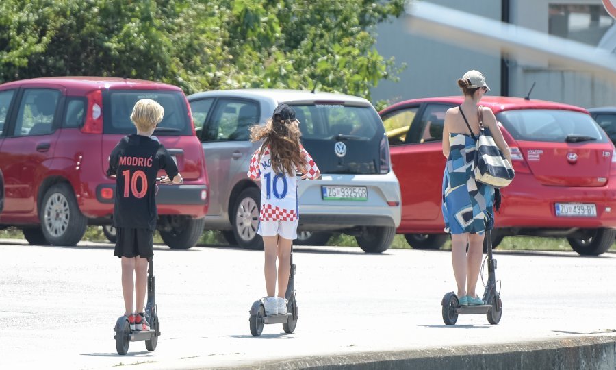 Električne romobile sve češće voze odrasli, ali i djeca