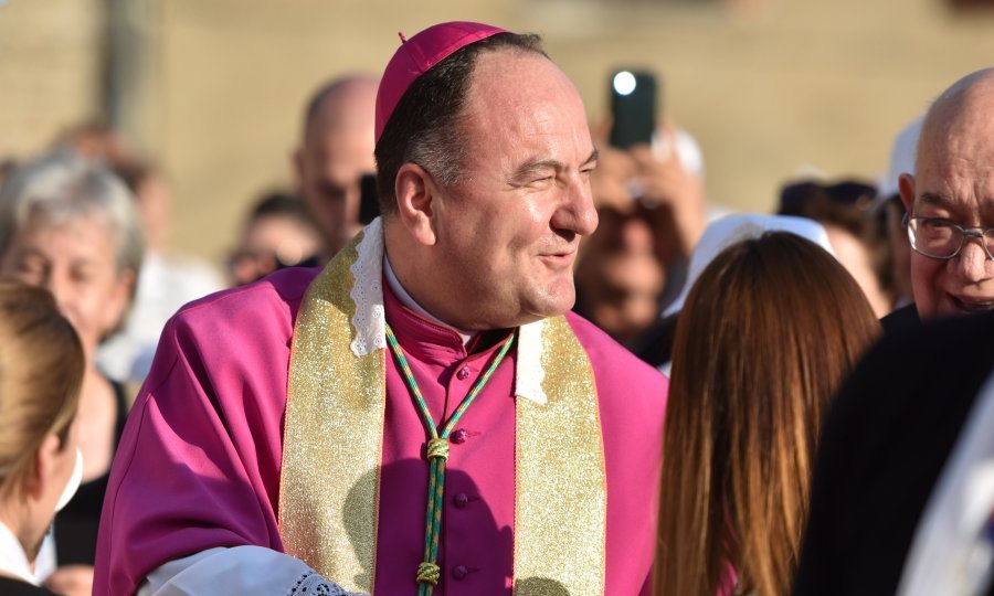 Mons. Petar Palić upozorava na problem nedostatka svećenika na srednjodalmatinskim otocima