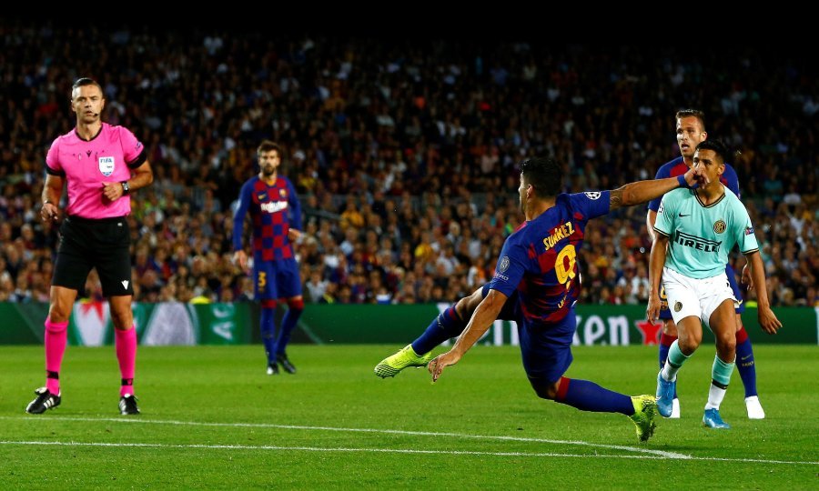 Trenutak kada je Luis Suarez zabio prvi pogodak, najljepši gol kola