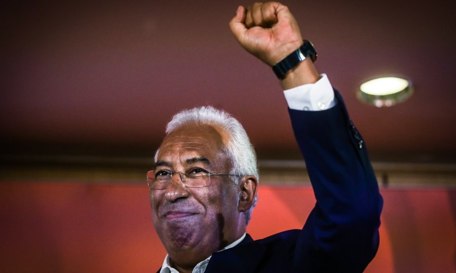 Portugalski premijer i glavni tajnik Socijalističke stranke António Costa, slavi nakon što je pobijedio na parlamentarnim izborima, u Lisabonu, 6. listopada 2019.