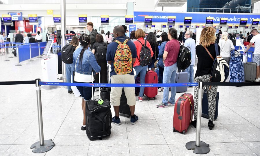 Putnici čekaju polazak na terminalu 5 londonske zračne luke Heathrow