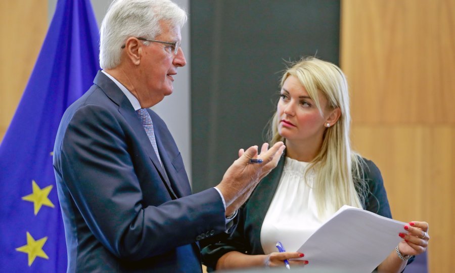 Michel Barnier, glavni europski pregovarač za Brexit i Mina Andreeva, glasnogovornica Europske komisije
