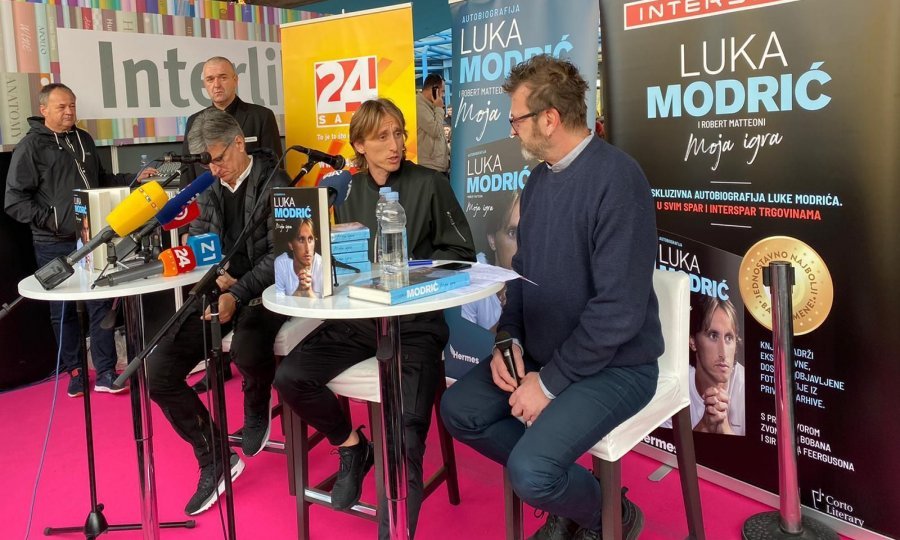 Luka Modrić (u sredini) i suautor knjige Robert Matteoni (lijevo)