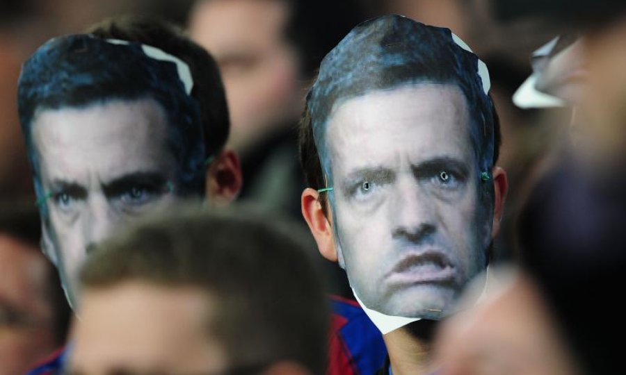 Barcelonini navijači, maska Jose Mourinha