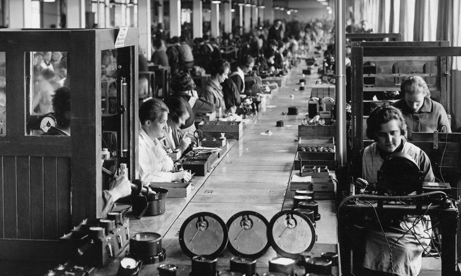 Rad u tvornici, 1928. godine