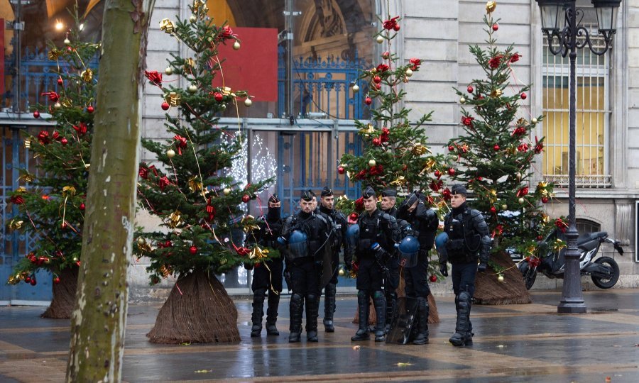 Francuska policija na ulicama Pariza