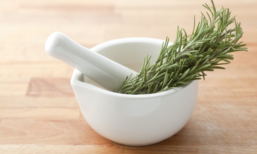 Ružmarin (Rosmarinus officinalis)
Aromatično lišće ove biljke odlično popravlja okuse mesa, umaka i juha. Sorta 'Tuscan Blue' najomiljenija je kod velikog broja chefova, a raste do dva metra visine.
