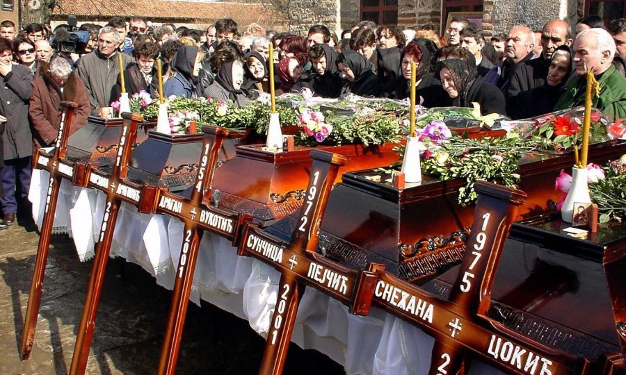GRACANICA,KOSOVO:Funerals of Serbs victim of a bomb attack, 2001