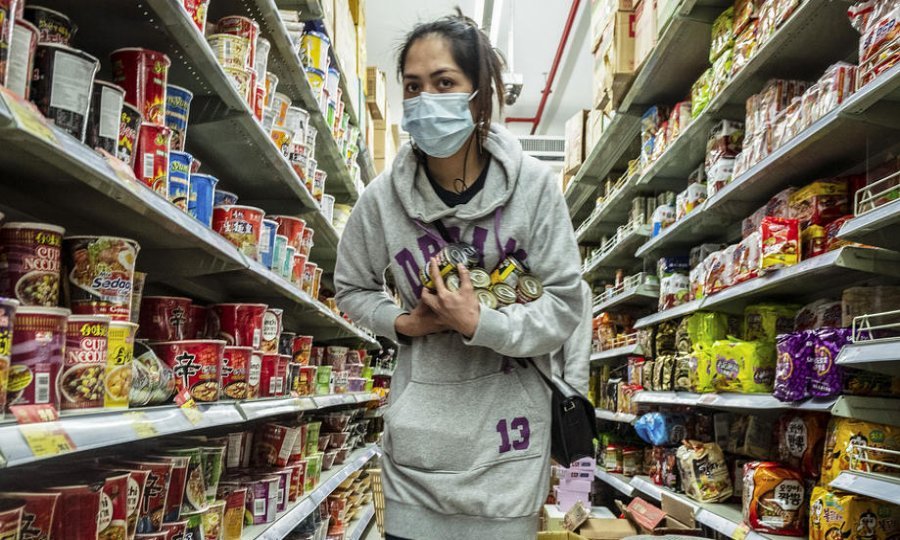 Stanovnici su pohrlili u supermarkete po namirnice nakon što su vlasti Makaa 4. veljače 2020. objavile da supaju na snagu izvanredne mjereme za suzbijanje epidemije koronavirusa