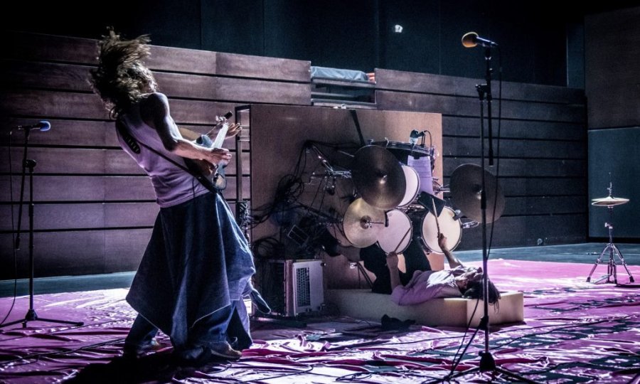 Koncert benda koji gleda u krivom smjeru