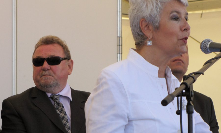 Šeks premijerki čuva leđa