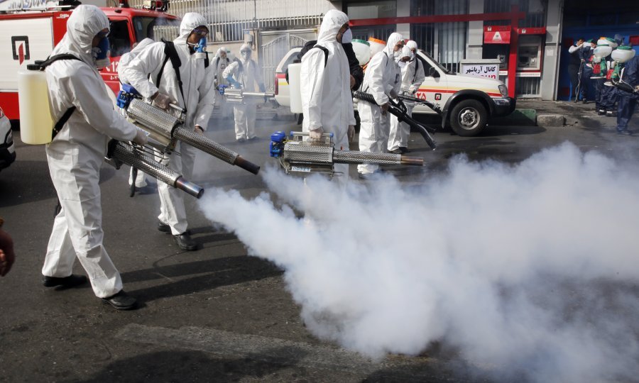 Iranski vatrogasci dezinficiraju ulice kako bi spriječili širenje Covida 19 u Teheranu