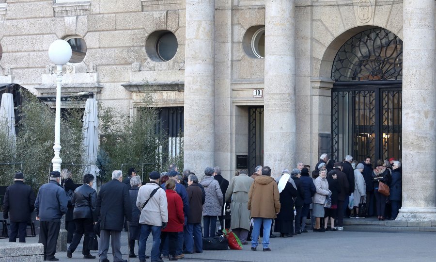 Gužva ispred poslovnice banke u Zagrebu - ilustracija