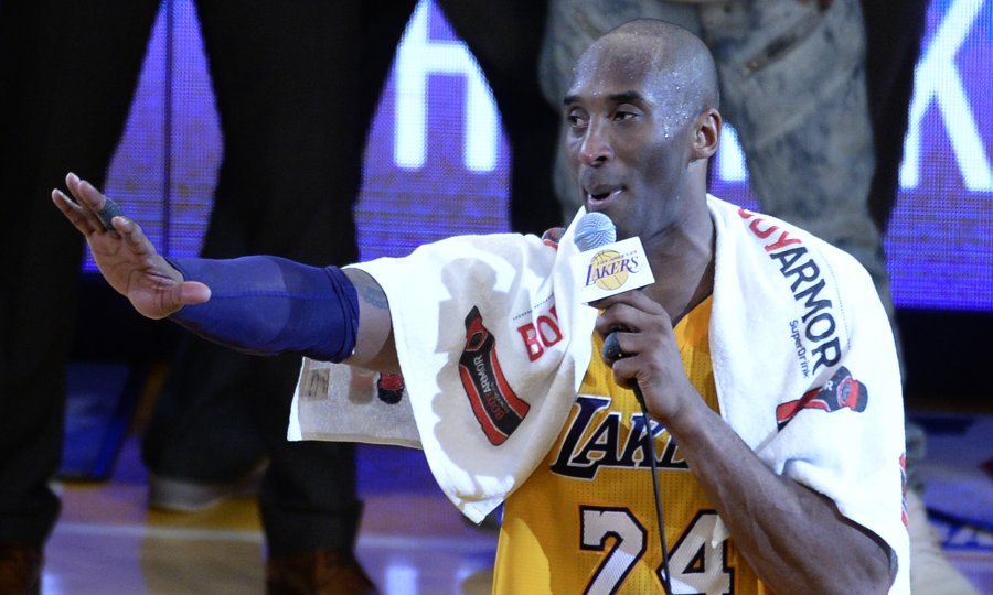 Kobe Bryant s ručnikom na zadnjoj utakmici u dresu Los Angeles Lakersa