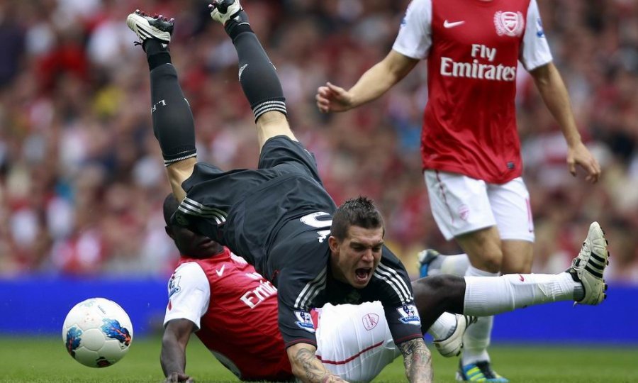 Emmanuel Frimpong (Arsenal) i Daniel Agger (u crnom dresu)